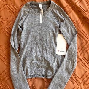 LuluLemon Swiftly Tech Long-Sleeve Shirt 2.0 Race Length in Slate/White. Size 0